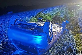 22-latek dachował autem na zakręcie. Pasażerka w szpitalu