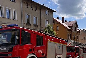 Strażacy uratowali nieprzytomnego mężczyznę z płonącego mieszkania