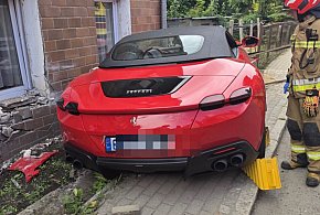 Kierowca Ferrari uderzył w budynek w Świebodzicach
