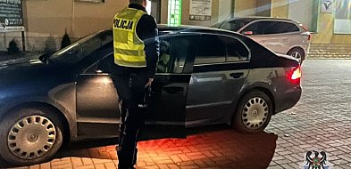 Policjanci z Wałbrzycha eskortowali chorego psa do weterynarza-21038