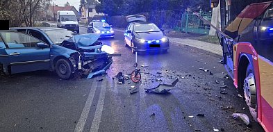 Poniatów: Samochód zderzył się z autobusem-21164