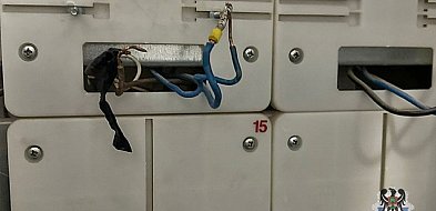 ''Pociągnęła'' prąd z korytarza. Trafiła w ręce policji-21245