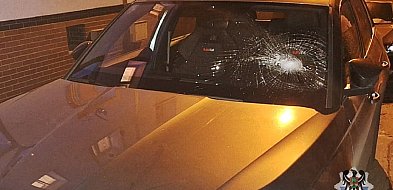 Cegłówką w auto sąsiada. Nie wie dlaczego to zrobił-21296