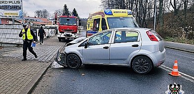 Wałbrzyszanka uderzyła autem w mur-21549