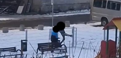 Dzieci kopią w bramkę przy ul. Giserskiej (VIDEO)-21759