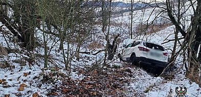 73-latek stracił panowanie nad autem i stoczył się ze zbocza-21738