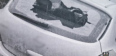 72-latka wybiła szybę cegłówką w aucie sąsiadki