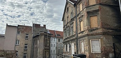 Jedna kamienica do remontu. dwie do wyburzenia