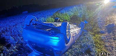 22-latek dachował autem na zakręcie. Pasażerka w szpitalu