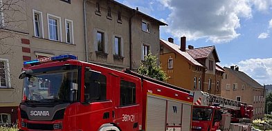 Strażacy uratowali nieprzytomnego mężczyznę z płonącego mieszkania