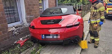 Kierowca Ferrari uderzył w budynek w Świebodzicach