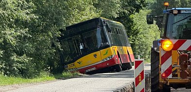 Wałbrzyski autobus wjechał do rowu