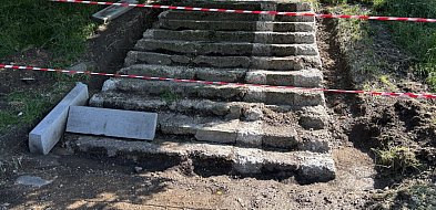 Piaskowa Góra: Nie będą się wspinać pod górkę. Ruszył remont schodów