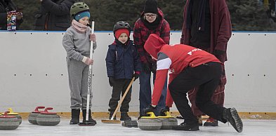 Podstawy curlingu na wałbrzyskim lodowisku