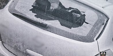 72-latka wybiła szybę cegłówką w aucie sąsiadki