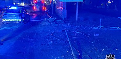 Wałbrzych: Miejski autobus uderzył w barierki, znak drogowy i latarnię