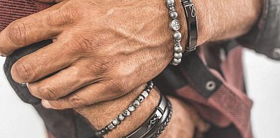 Biżuteria z grawerem Manoki jako prezent – kiedy warto?