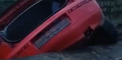 Samochód w rzece. Kierowcy nie było