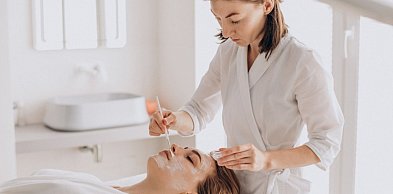 Radiofrekwencja mikroigłowa – czym jest zabieg i na jakie problemy skórne może być