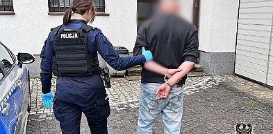 Para ukradła alkohol i jedzenie, pobiła ochroniarza