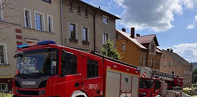 Strażacy uratowali nieprzytomnego mężczyznę z płonącego mieszkania