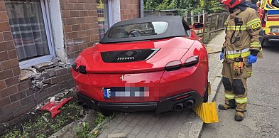 Kierowca Ferrari uderzył w budynek w Świebodzicach