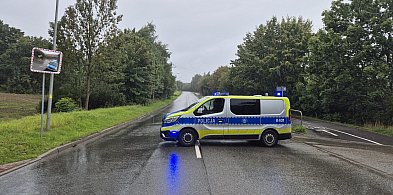 Auto uderzyło w drzewo na ul. Świdnickiej:  Jedna osoba nie żyje-19788