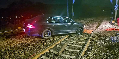 Wjechał w zamkniętą drogą i zawisł na torach-21122