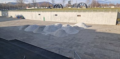 Przygotowują plac pod lodowisko-21515