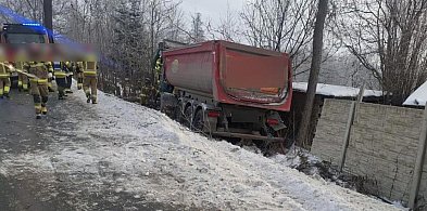 Kierowca ciężarówki zasłabł i zjechał z drogi-22507