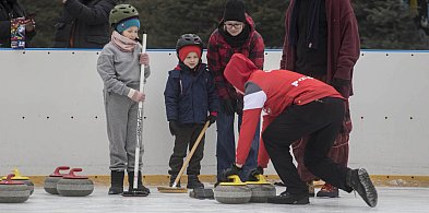 Podstawy curlingu na wałbrzyskim lodowisku