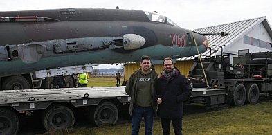 Wojskowy myśliwiec na Lądowisku w Świebodzicach