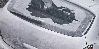 72-latka wybiła szybę cegłówką w aucie sąsiadki