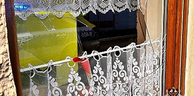 Kompletnie pijany 21-latek rozbił szybę w oknie mieszkania