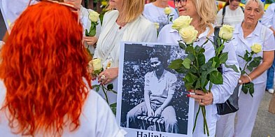 Biały bukiet na drodze śmierci
