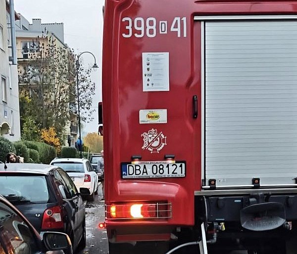Jechali z pierwszą pomocą, spowolniły ich zaparkowane samochody-20535