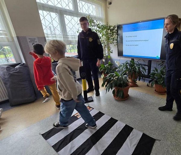 Piaskowa Góra: Odblaskowa lekcja bezpieczeństwa w PSP nr 15-20517
