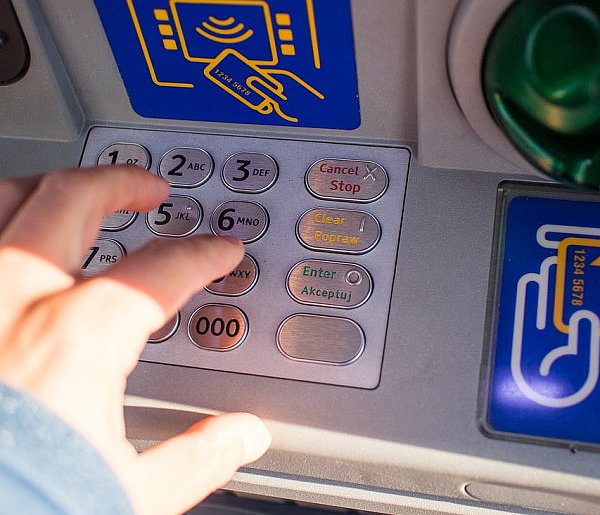 Z kont znikały pieniądze. Policja i bank badają ogólnopolski incydent-20794