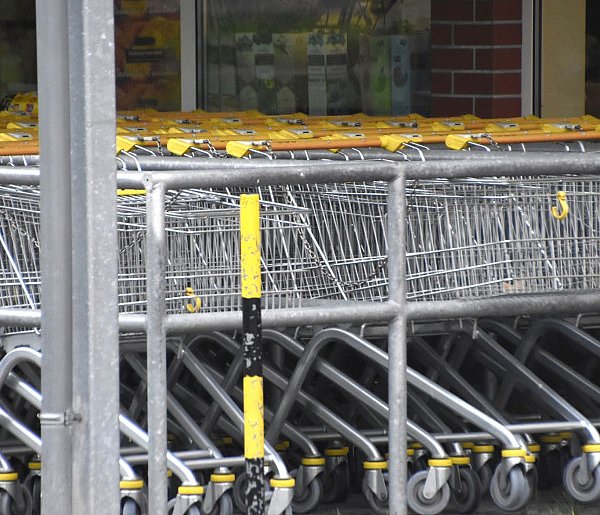 Czy 1 listopada zrobisz zakupy? Ten weekend zaskoczy wielu klientów-20956