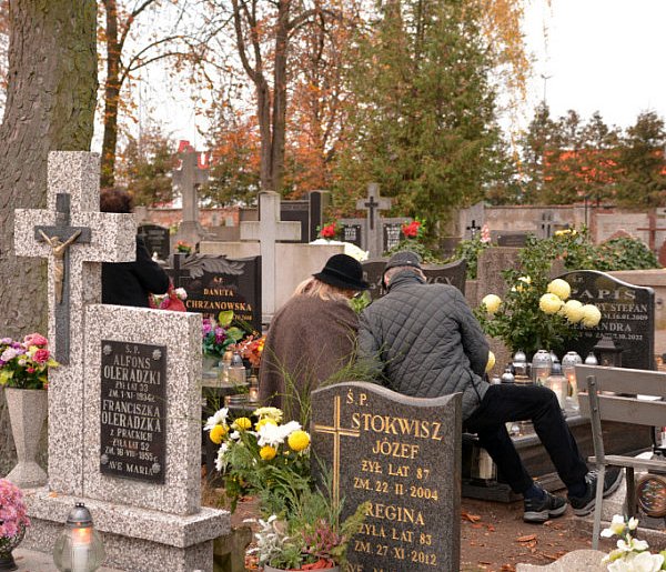 Savoir-vivre na 1 listopada. Jak się zachować podczas wizyty na cmentarzu?-20958