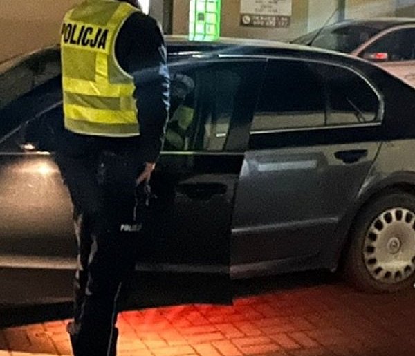 Policjanci z Wałbrzycha eskortowali chorego psa do weterynarza-21038