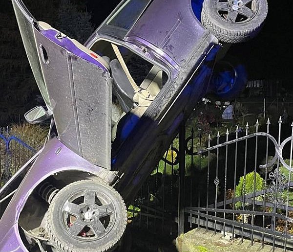 Auto zaparkowało na płocie... pionowo-21095