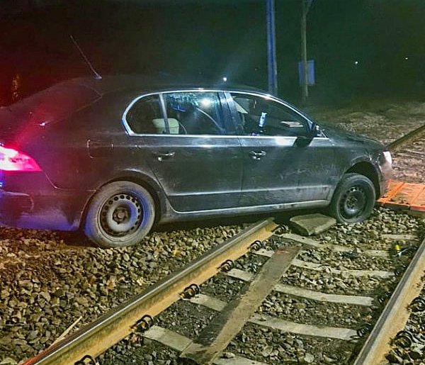 Wjechał w zamkniętą drogą i zawisł na torach-21122