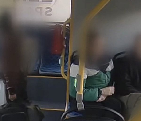 Agresywni pasażerowie wyproszeni z autobusu w Wałbrzychu-21119