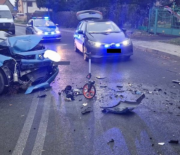 Poniatów: Samochód zderzył się z autobusem-21164