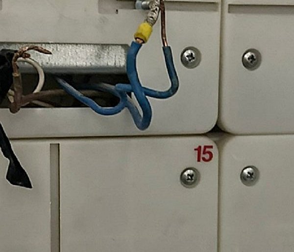 ''Pociągnęła'' prąd z korytarza. Trafiła w ręce policji-21245