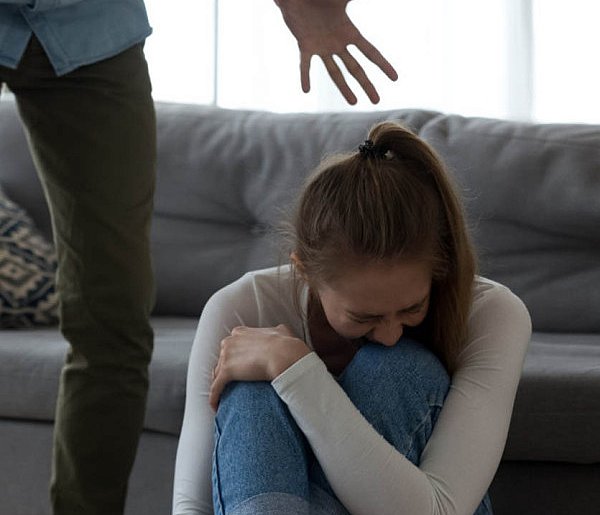 Stalking i przemoc fizyczna - agresorzy zatrzymani przez policję-21257