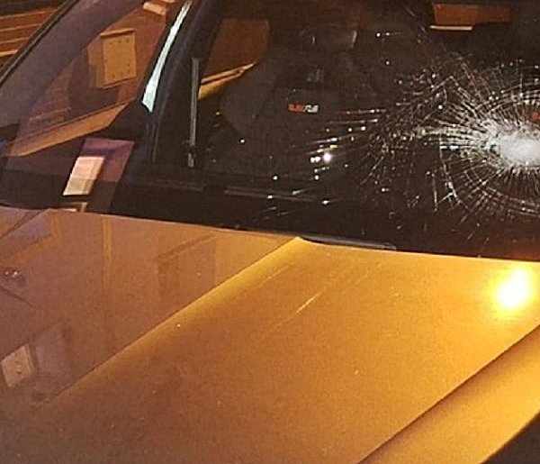 Cegłówką w auto sąsiada. Nie wie dlaczego to zrobił-21296