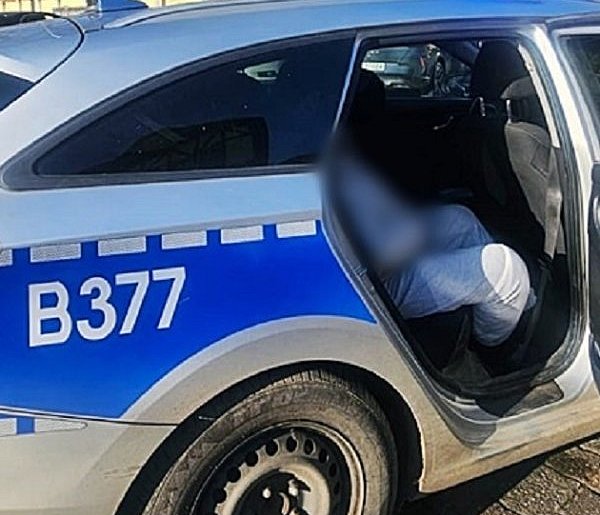 Wydmuchał prawie 2 promile i rozbił auto na parkingu-21446