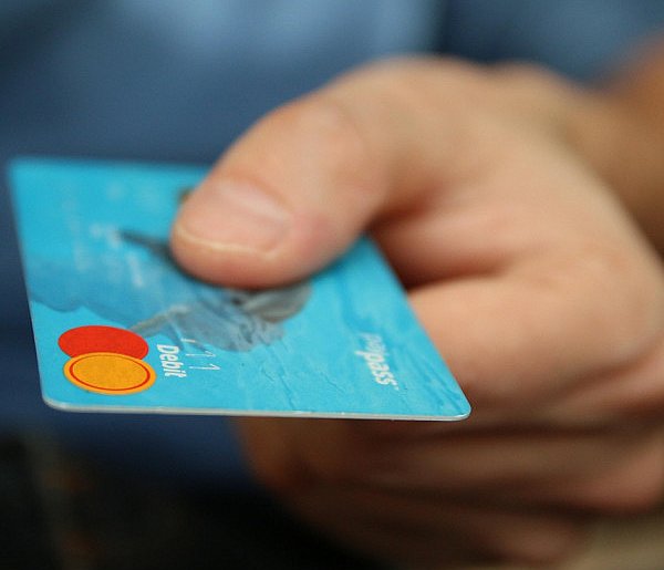 Fiskus skontroluje płatności kartą Polaków? Resort zabiera głos-21471